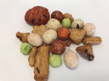 Покрытый ингредиент закусок смешивания гайки арахисов здоровым фильтруют размером, который здоровый сырцовый
