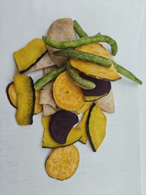 Фруктовые и овощные чипсы с фруктовыми и овощными чипсами