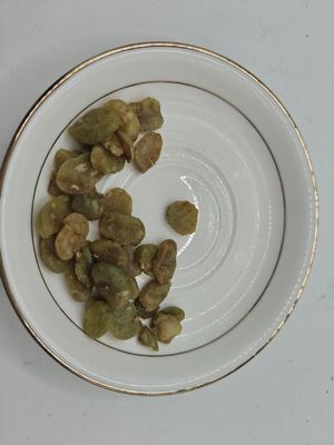 Черный золотой чеснок и изумрудные чипсы