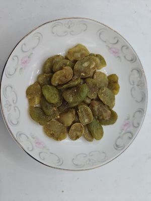 Черный золотой чеснок и изумрудные чипсы