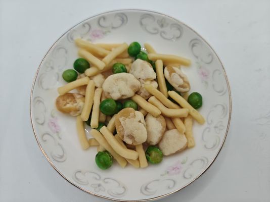 Соленая смесь креветок и фасольных ломтиков закуска