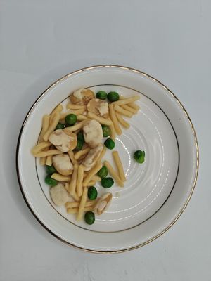 Соленая смесь креветок и фасольных ломтиков закуска