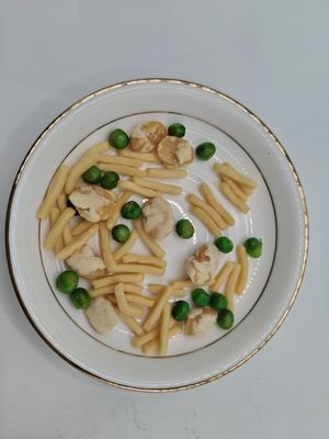 Соленая смесь креветок и фасольных ломтиков закуска
