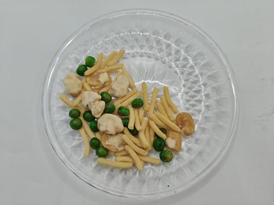 Соленая смесь креветок и фасольных ломтиков закуска