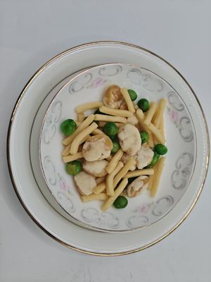 Соленая смесь креветок и фасольных ломтиков закуска