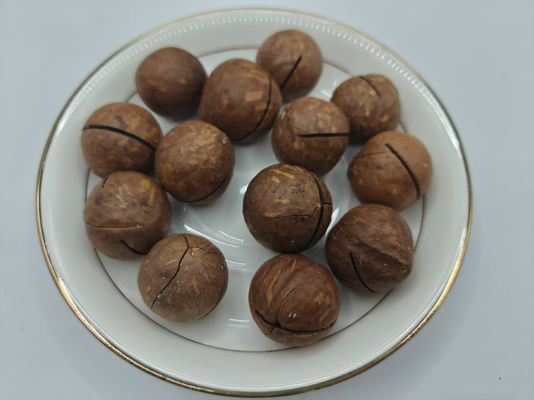 Вкусные натуральные орехи макадамии из пластиковых пакетов