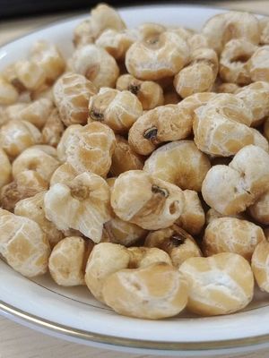 Хрустящие вкусные натуральные кукурузные воздушные снеки, запеченные без масла