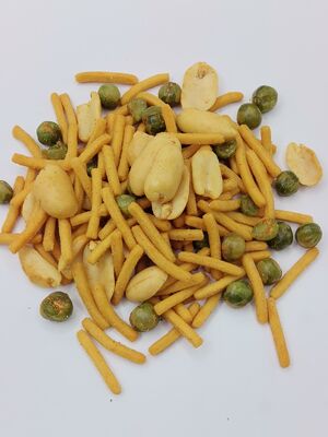Трижды хрустящие бобы, смешанные с палочками - идеальный сочный вкус Готовые к употреблению соевые бобы