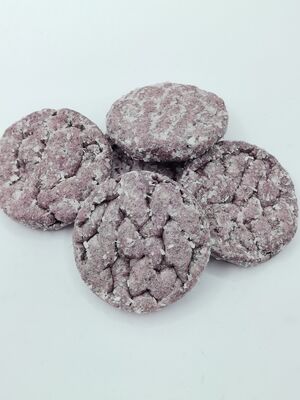 Натуральные рисовые лепешки со вкусом сладкого картофеля фиолетового цвета с легкой хрустящей текстурой и полезные необжаренные закуски из соевых бобов