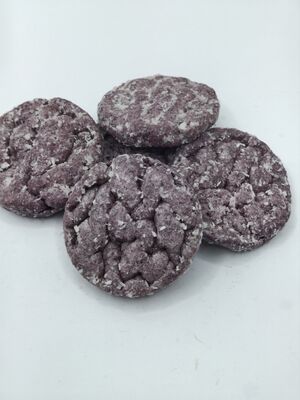 Натуральные рисовые лепешки со вкусом сладкого картофеля фиолетового цвета с легкой хрустящей текстурой и полезные необжаренные закуски из соевых бобов
