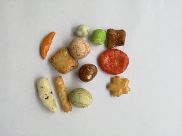 Халяльный сертификат покрыл смешанные арахисы посолил закуски пряных шутих риса красочные