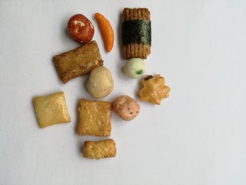 Хрустящее испеченное смешивание шутихи риса с покрытыми горохами арахисов зелеными