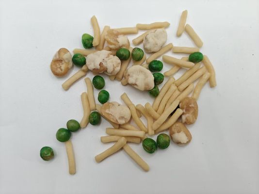 Соленая смесь креветок и фасольных ломтиков закуска